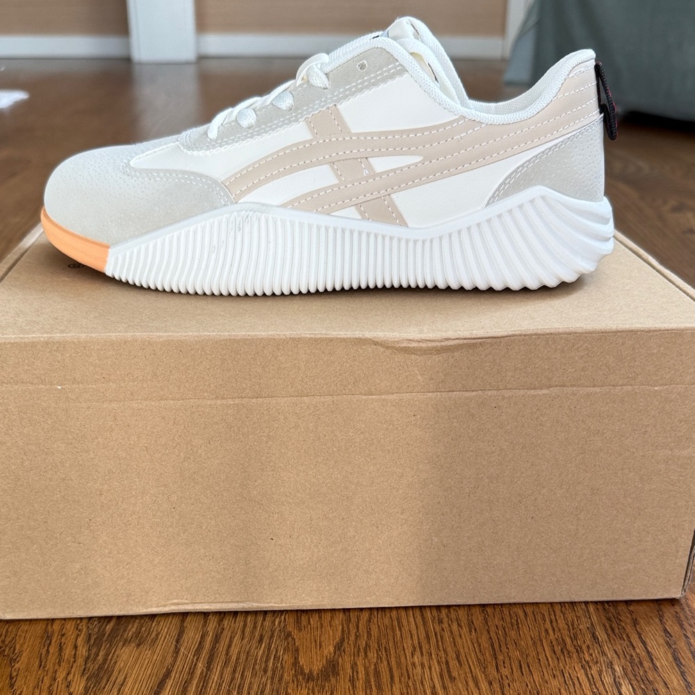 De Florance beige sneakers. Box opened but never worn. I ordered the wrong size
